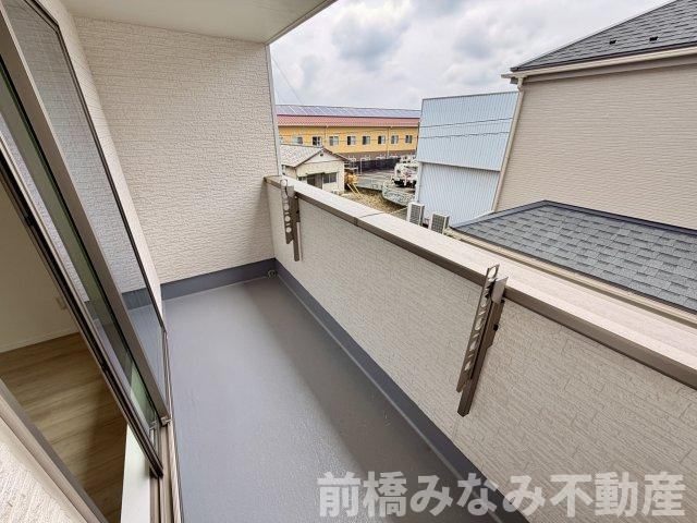 【新築】渋川市石原　B号棟(全３棟)　ハートフルタウン　新築建売分譲のバルコニー|暖かな日差しのふりそそぐバルコニー
