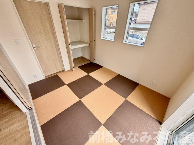 【新築】前橋市龍蔵寺町　２号棟(全３棟)　ブルーミングガーデン　新築建売分譲の和室|柔らかい畳が心地よい和室