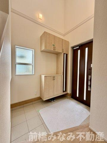 【新築】前橋市龍蔵寺町　２号棟(全３棟)　ブルーミングガーデン　新築建売分譲の玄関|明るい玄関です
