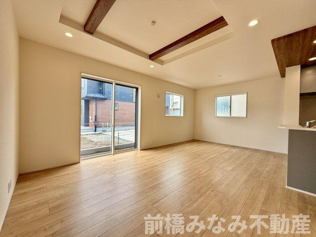 【新築】前橋市龍蔵寺町　２号棟(全３棟)　ブルーミングガーデン　新築建売分譲の居間・リビング|おしゃれな居間です