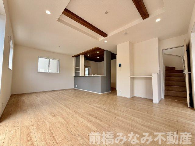 【新築】前橋市龍蔵寺町　２号棟(全３棟)　ブルーミングガーデン　新築建売分譲の居間・リビング|ゆったりとした居間です