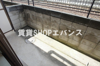 【バルコニー】 | オネスティ大久保弐番館 | 開放的で明るい空間を演出してくれるバルコニーです