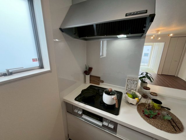 リーブルガーデン与那原町与那原 2号棟（全4棟）のキッチン|三口コンロとレンジフード