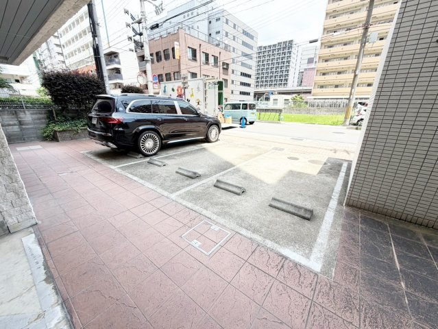 吹田市江の木町の賃貸マンションの駐車場
