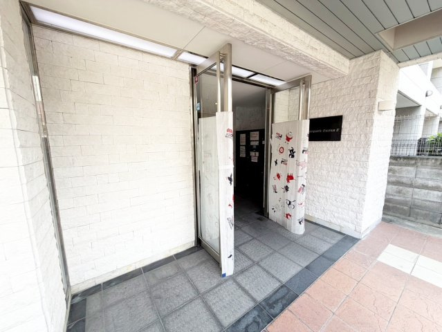 吹田市江の木町の賃貸マンションのエントランス