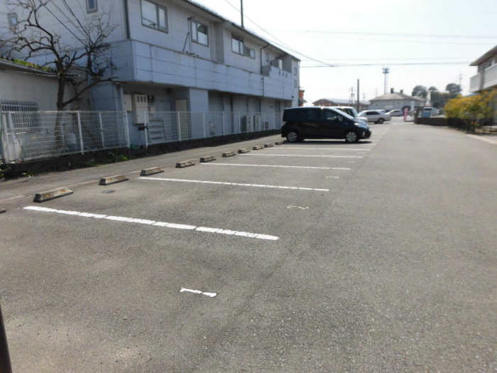 ドエル古賀　B棟の駐車場|駐車スペースもあります☆