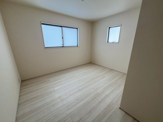 リーブルガーデン与那原町与那原 4号棟（全4棟）の洋室|広々とした洋室です