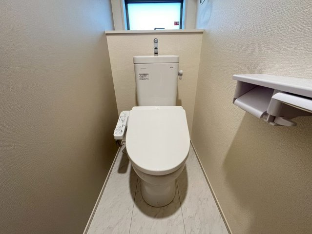 リーブルガーデン与那原町与那原 4号棟（全4棟）のトイレ|落ち着いた色調のトイレです
