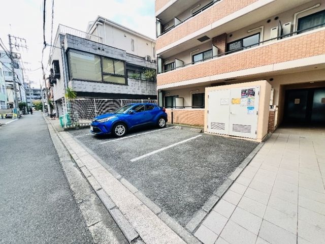 リアライズ本牧の駐車場