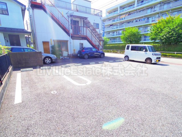 ホワイト ヴィラの駐車場