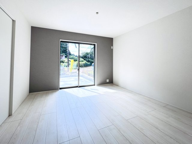 柏市中新宿３丁目新築戸建の居間・リビング|18.2帖リビングダイニングキッチン・アクセントクロス