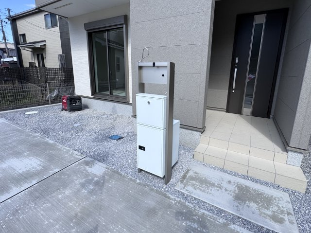 柏市中新宿３丁目新築戸建の防犯設備|インターホン・宅配ボックス完備