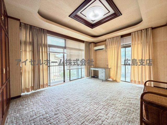 【洋室】 | 呉市広長浜４丁目の中古戸建て！ | 個人の部屋や寝室として使える洋室です