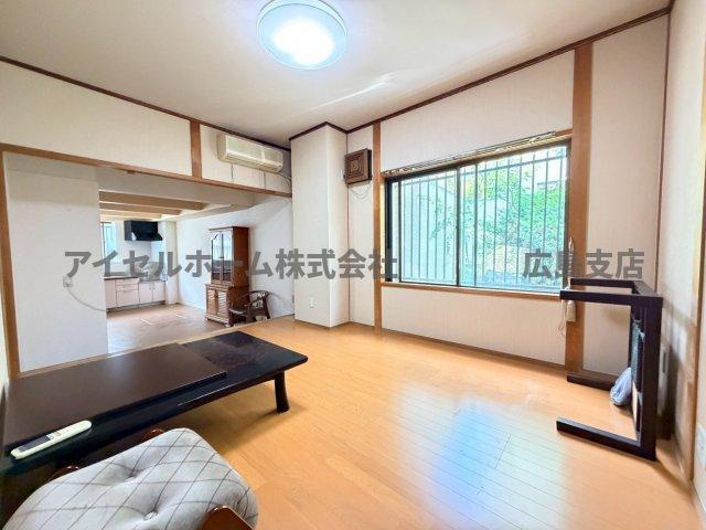 【居間・リビング】 | 呉市広長浜４丁目の中古戸建て！ | こちらのリビングで家族団らんの時間を過ごせますね！