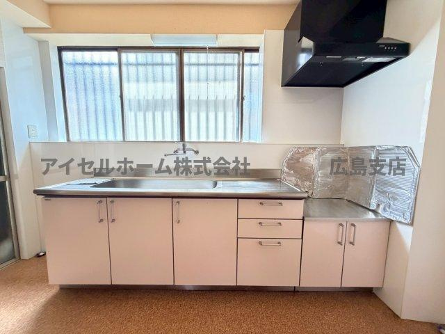 【キッチン】 | 呉市広長浜４丁目の中古戸建て！ | コンパクトなキッチンで掃除もラクラク