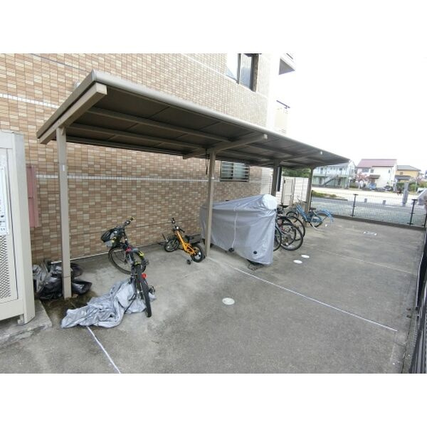 レジデンス・グリンダのその他共用部分|駐輪場に自転車も停められます♪