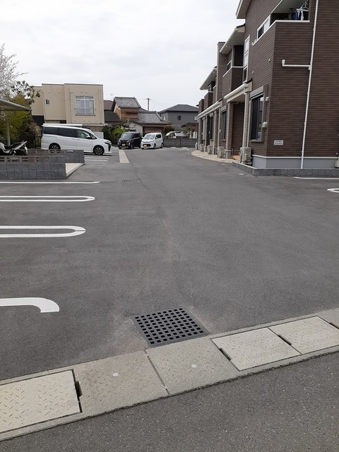サクラ　ヴィレッジ　クルメ　Ⅱの駐車場|駐車スペースもあります☆