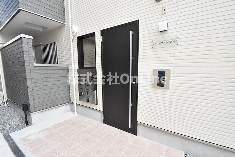 東大阪市近江堂２丁目のアパートのエントランス