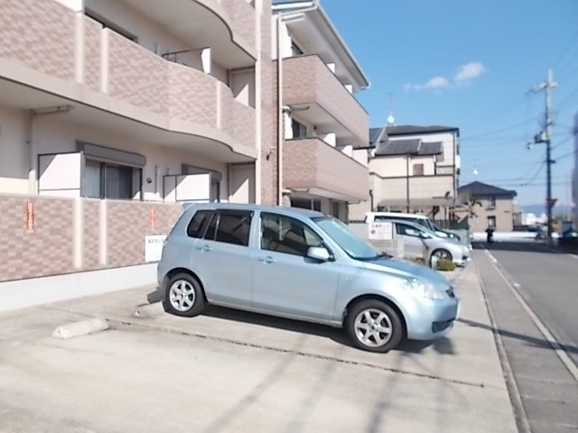 エコー　ウエストの駐車場