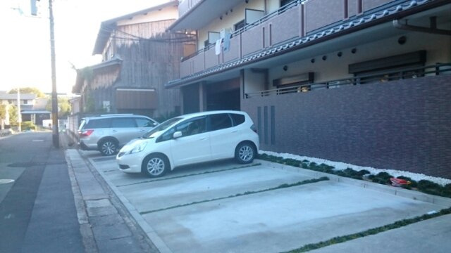 ブライトマーチ　タナカの駐車場