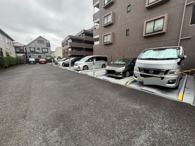 コスモ王子神谷の駐車場