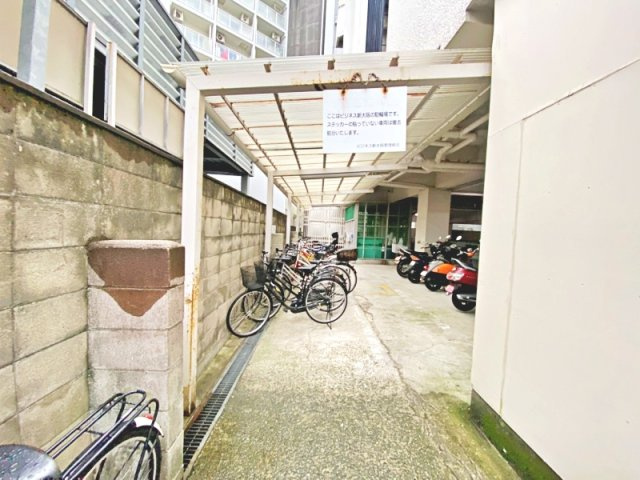 ビジネス新大阪の駐車場