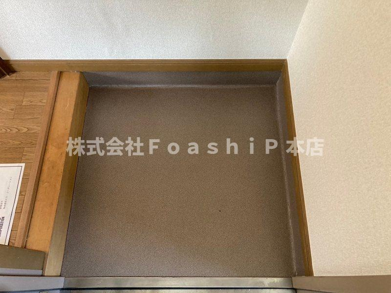 上落合ビルの玄関