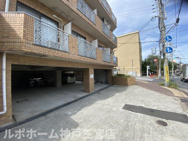 エスポワール諏訪山の駐車場