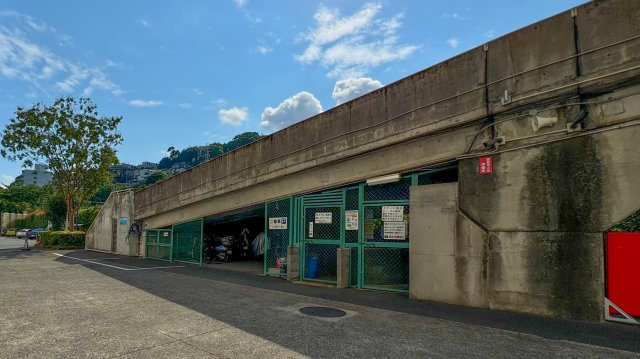 プラザ伊豆山の駐車場