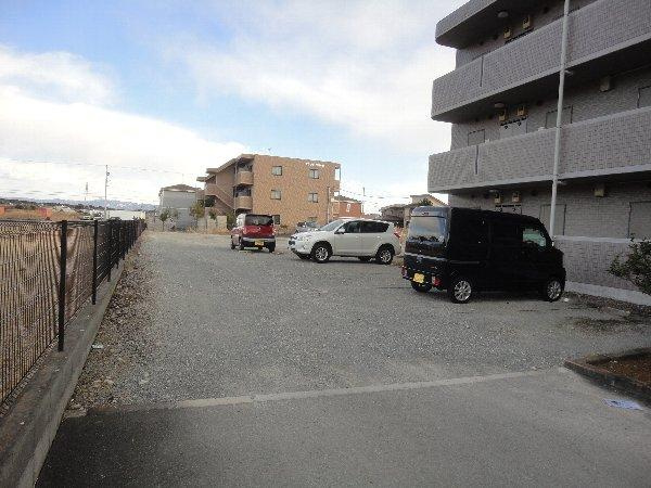 アヴェニールの駐車場