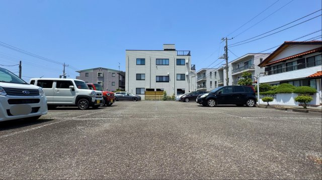 ミルフォートＫの駐車場