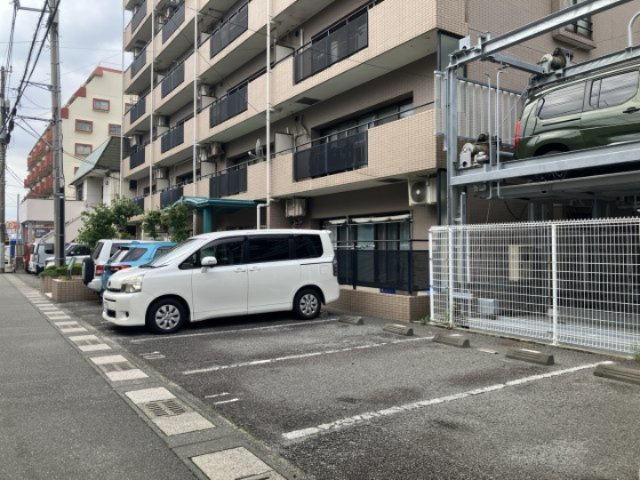 ビューネ沼津高島町の駐車場