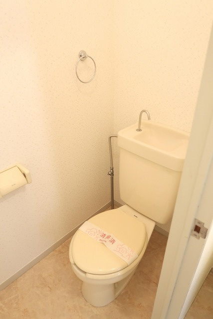 タオルラック付のトイレ