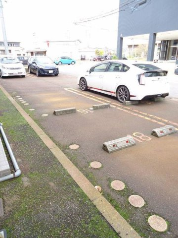 ライツ・レーベンの駐車場
