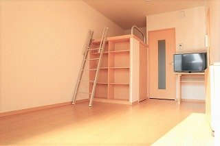 レオパレス三島広小路の居間・リビング