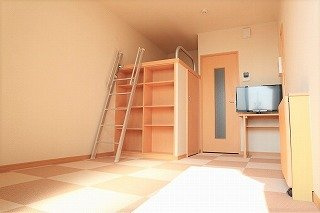 レオパレス三島広小路の居間・リビング