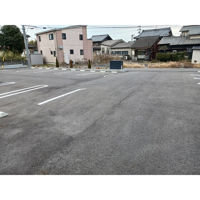 各務原市川島松原町のアパートの駐車場