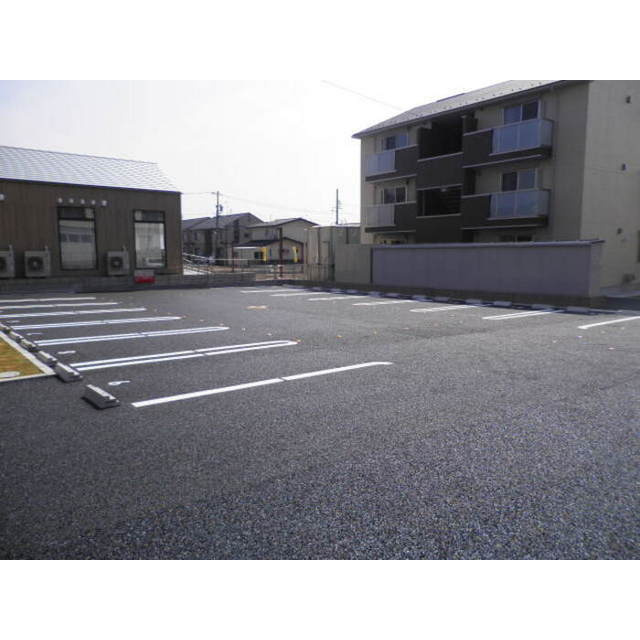 各務原市鵜沼各務原町６丁目のアパートの駐車場
