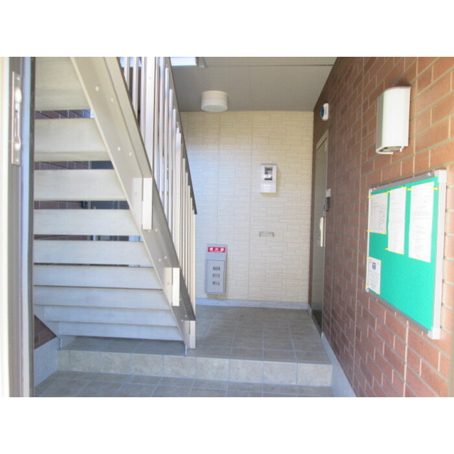 各務原市鵜沼各務原町６丁目のアパートのエントランス