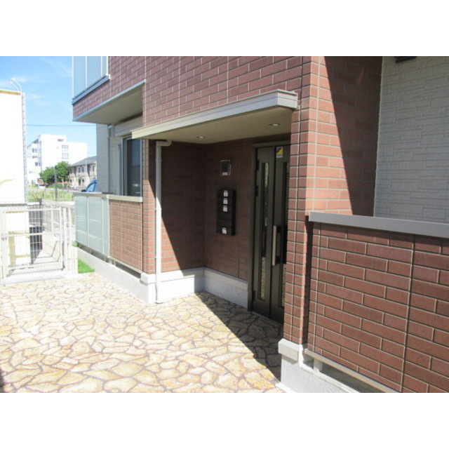 各務原市鵜沼各務原町６丁目のアパートのエントランス