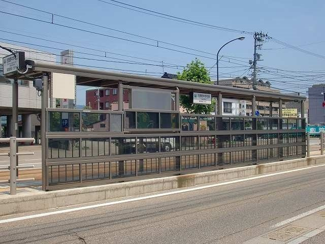 トーク鷹の羽Ⅲの周辺|万葉線「志貴野中学校前」まで1200m