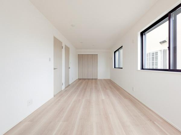 横浜市鶴見区馬場１丁目の新築一戸建の洋室|窓が多く明るい洋室です！
休日はこちらでおくつろぎ下さい♪