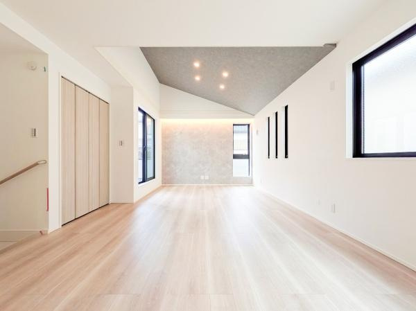 横浜市鶴見区馬場１丁目の新築一戸建の居間・リビング|自慢したくなるリビング！
形も良く家具の配置にも困りません。