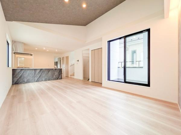 横浜市鶴見区馬場１丁目の新築一戸建の居間・リビング|LDKは窓が多く、陽当たり通風良好です。