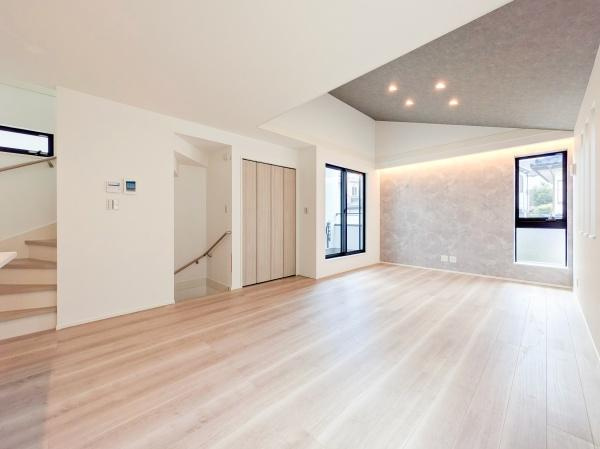 横浜市鶴見区馬場１丁目の新築一戸建の居間・リビング|家族が自然と集まるリビングは
落ち着きのある空間です♪