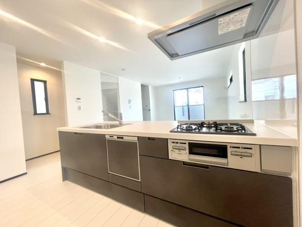横浜市港南区上大岡東２丁目の新築一戸建の内観：施工例|同社仕様のキッチンです！
食器洗機付きになります！
設備、収納充実のキッチンです。
