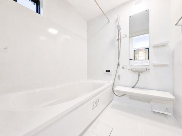 横浜市港南区上大岡東２丁目の新築一戸建の内観：施工例|同仕様の浴室です。
広々としたバスルームで一日の疲れを癒して下さい。
もちろん浴室換気乾燥暖房機付きです。