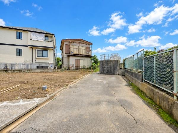 横浜市港北区日吉３丁目の新築一戸建の前面道路含む現地写真|陽当りの良さ、住環境を現地にてご確認下さい！
周辺環境も合わせてご案内させていただきます！