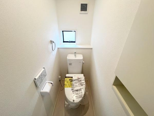 【トイレ】 | すっきりとしたデザインのトイレ空間。シンプルにまとめられた室内は、掃除のしやすさにも優れています！