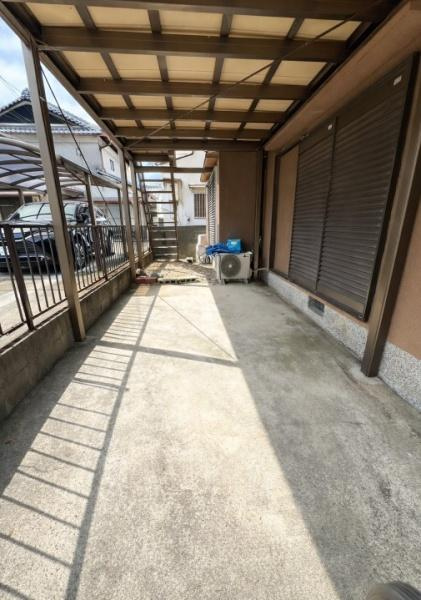 枚方市 長尾宮前 1丁目　中古 一戸建ての駐車場|屋根付きで雨にも安心の駐車場です。